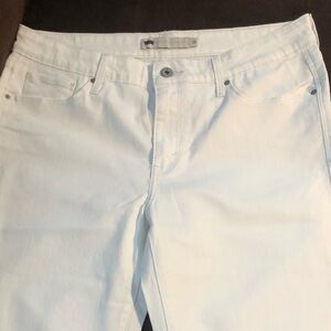 Women’s white Levi’s cropped capris